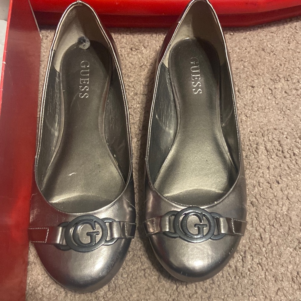 Guess flats